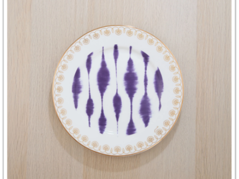 How do Tie Dye Dinner Plates from an online gift store in Kolkata enhance your dining aesthetics?